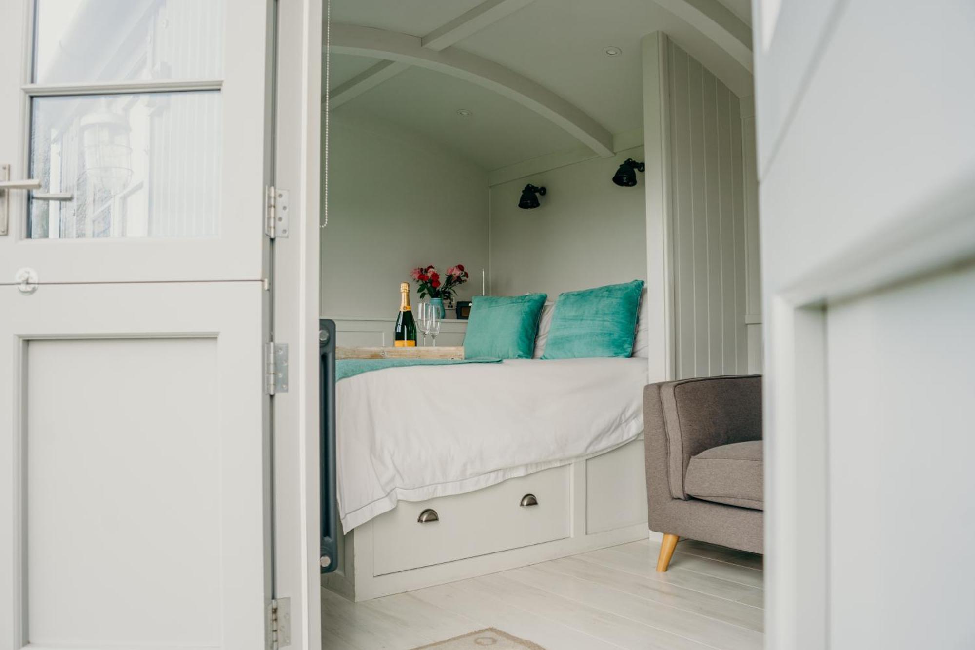 Blatchford Briar - Award Winning Private Shephards Huts With Their Own Secluded Hot Tubs Milton Abbot Eksteriør bilde